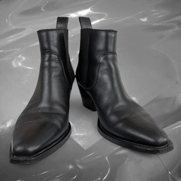Everlane Shoes - Everlane black leather Chelsea ankle boots made in Italy size 6